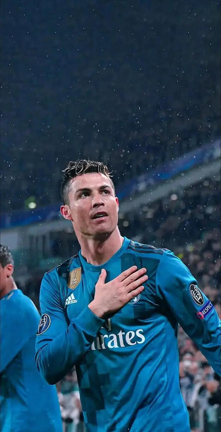 曼联本赛季在劫富济贫中表现突出，对阵强队全胜，但中下游球队难求一胜，有望争夺欧冠资格。