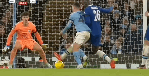 篮球篮网比赛中关键传球帮助球队取胜